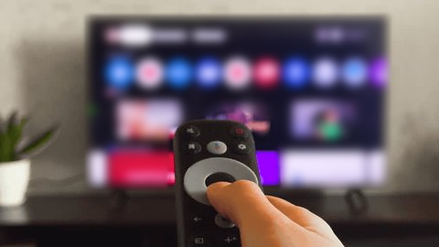 Elde kumanda, arkada uygulama menüsü açık televizyon